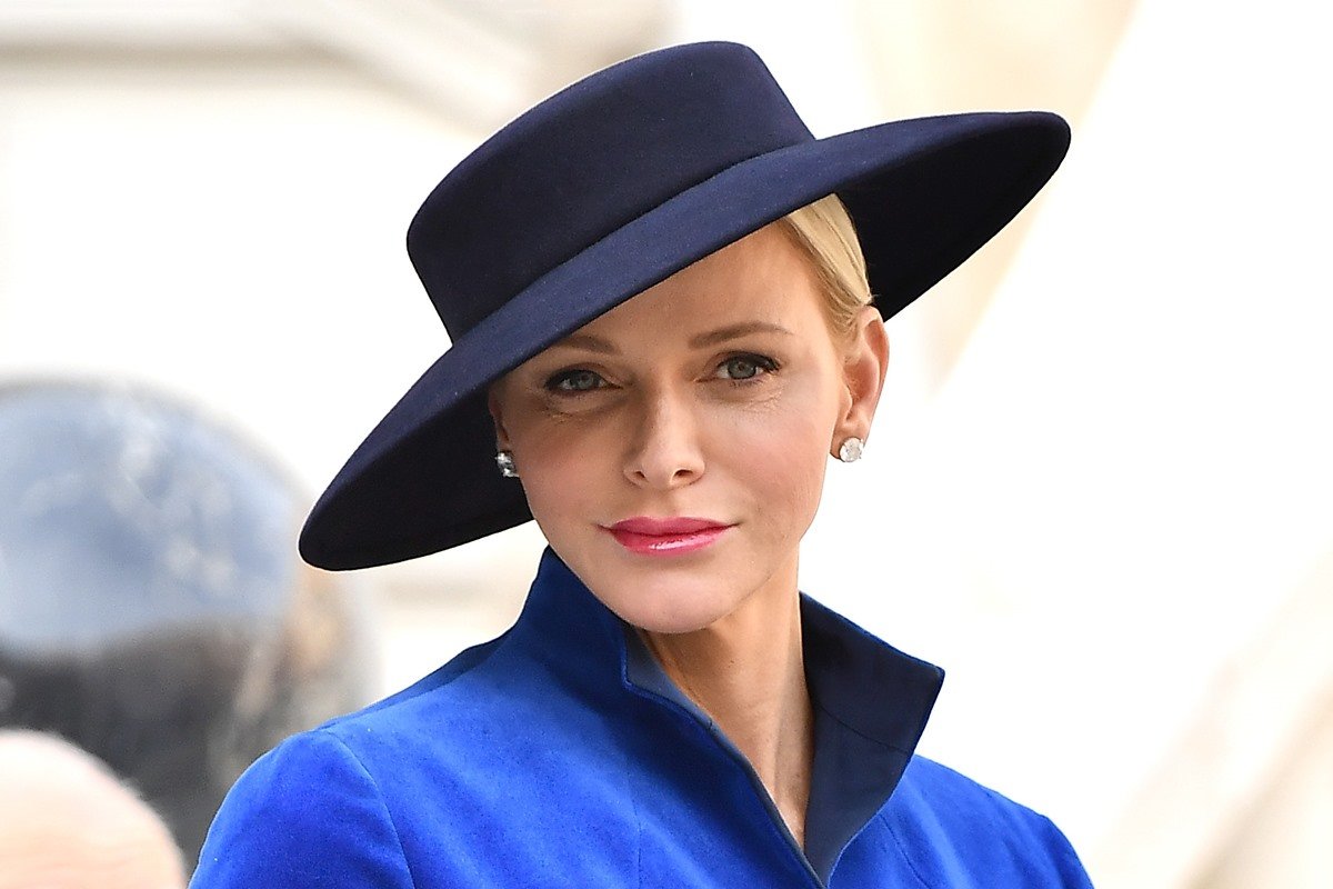 Rosto de mulher que usa chapéu e roupa azul