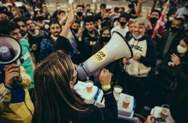 Manifestação de jovens brasileiros - Metrópoles