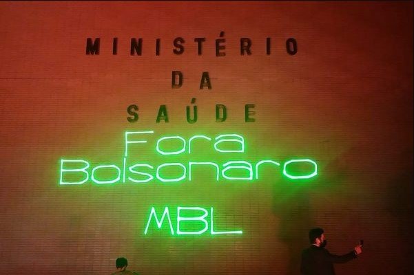 Lateral do prédio do Ministério da Saúde riscado com a frase Fora Bolsonaro feito pelo MBL - Metrópoles