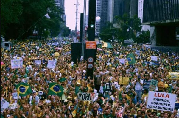 Manifestação de jovens brasileiros pela saida do PT do governo - Metrópoles