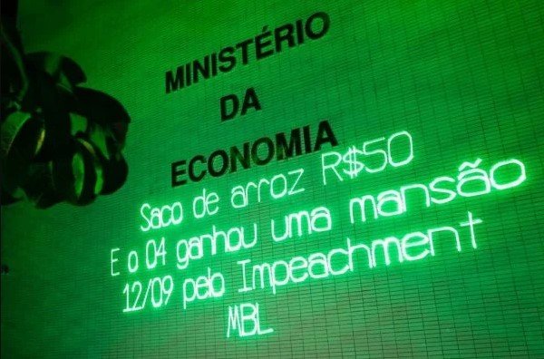 Lateral do prédio do Ministério da Economia riscado com frase fazendo crítica ao governo Bolsonaro feito pelo MBL - Metrópoles