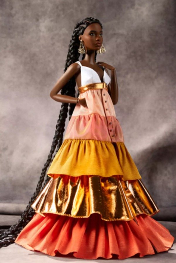 Na imagem com cor, boneca barbie negra usa modelo desenvolvido por designers negros 