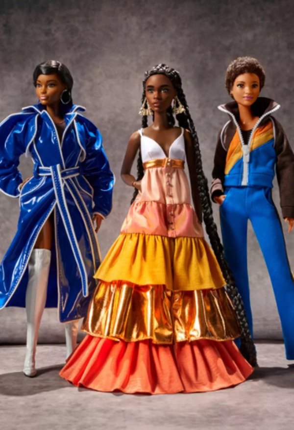 Na imagem com cor, três bonecas barbies usam modelo de designers negros 