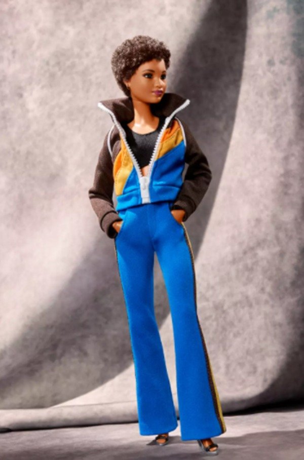 Na imagem com cor, boneca barbie negra usa modelo desenvolvido por designers negros 