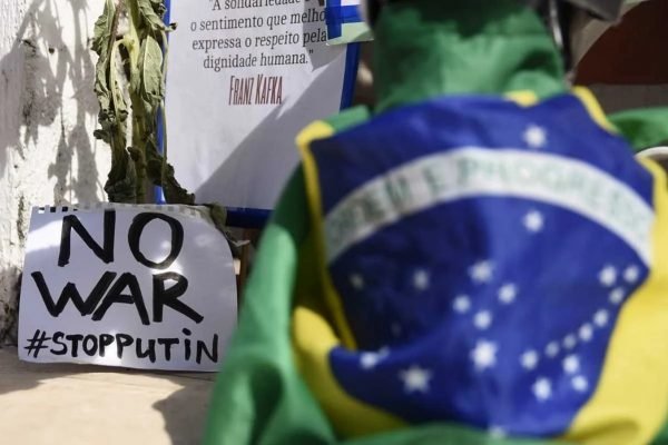 Manifestação de ucranianos frente a embaixada da Federação russa