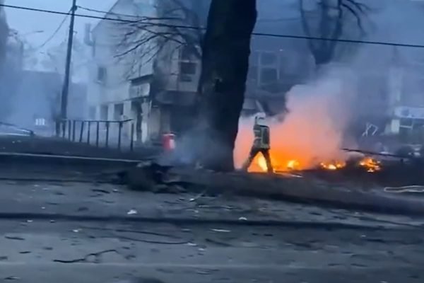 Cidade ucraniana sob bombardeio de míssil russo, enquanto bombeiro tenta apagar as chamas - Metrópoles
