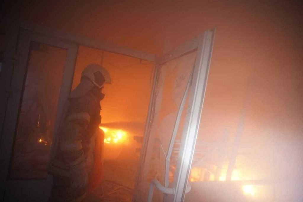 Bombeiros tentam apagar chamas de míssil russo em casas de Kiev, Ucrânia - Metrópoles