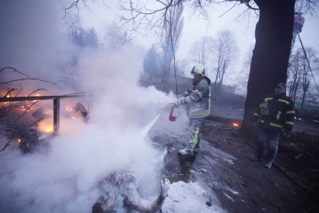 Bombeiros ucranianos tentam apagar chamas após bombardeio russo em Kiev - Metrópoles