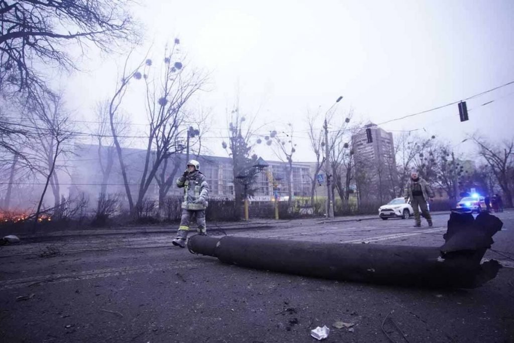 Bombeiros observam destruição deixada por bombardeio russo em Kiev, Ucrânia - Metrópoles