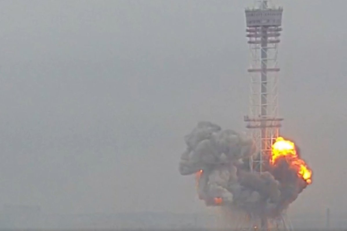 Momento em que torre de TV é bombardeada em Kiev, Ucrânia. É possível ver muita fumaça e um clarão - Metrópoles
