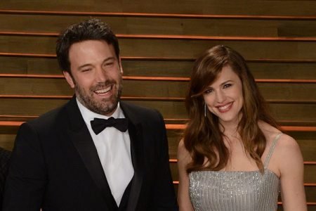 Jennifer Garner e Ben Affleck. Ele usa terno escuro e camiseta clara. Ela usa vestido prata- Metrópoles