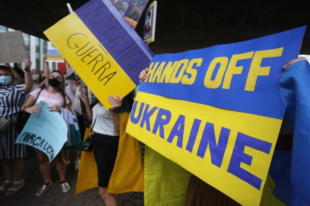 comunidade ucraniana faz protesto no vão do masp em são paulo, na avenida paulista