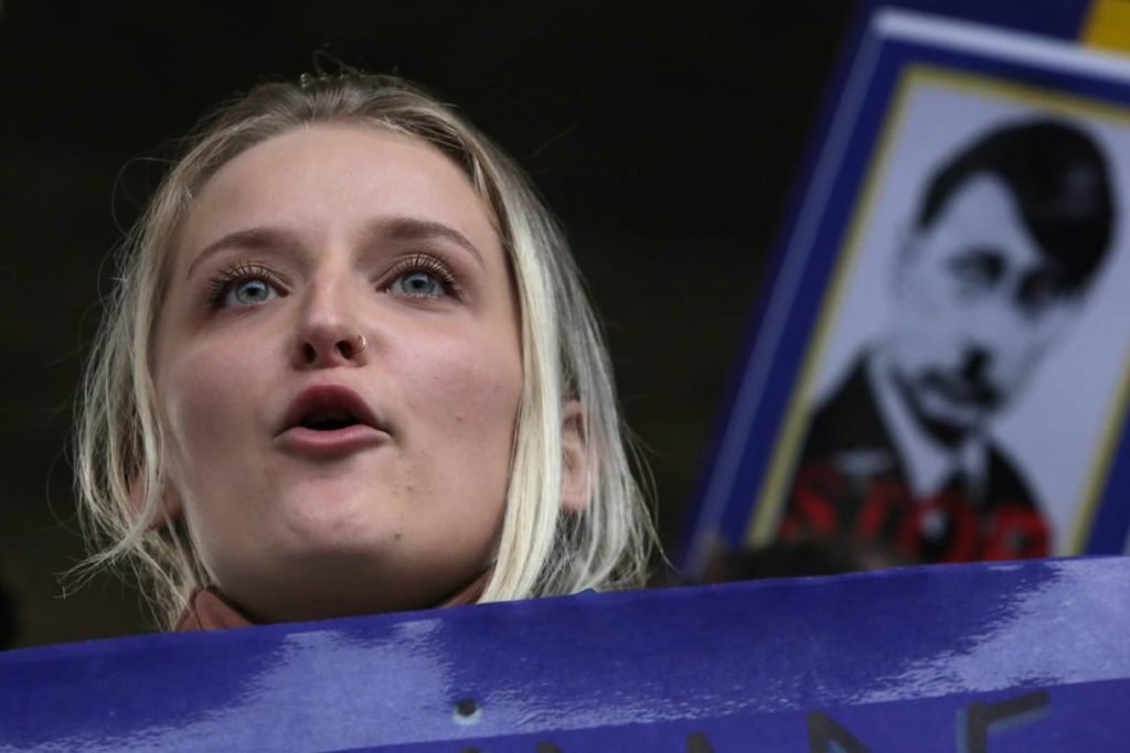 Em protesto da comunidade ucraniana em São Paulo, mulher segura cartaz - Metrópoles