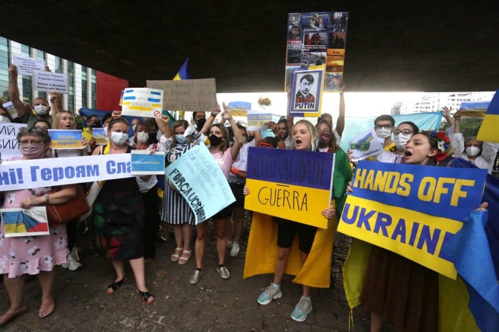 Em protesto da comunidade ucraniana em São Paulo, manifestantes seguram cartazes condenando a invasão russa no país - Metrópoles