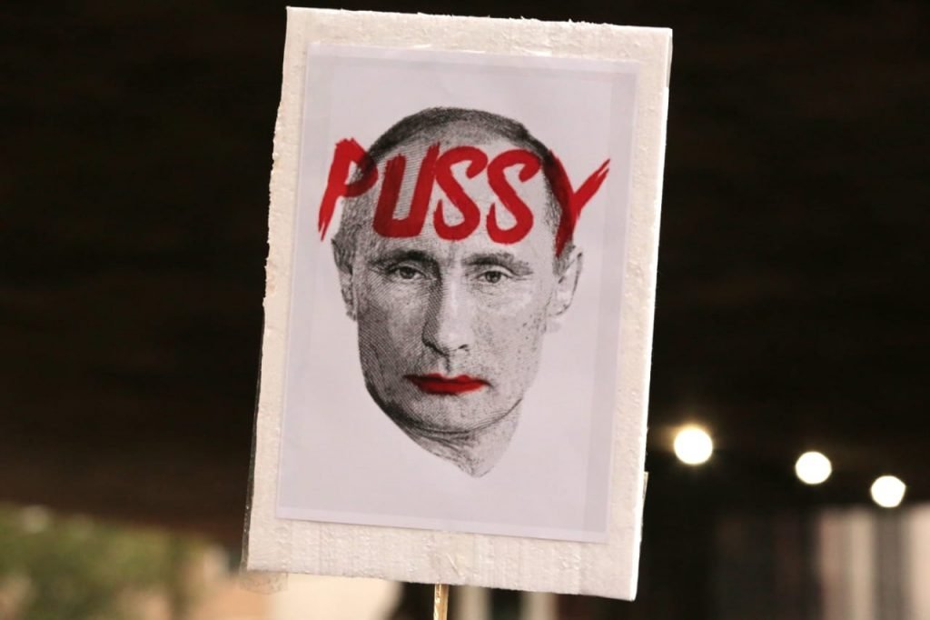 Em protesto da comunidade ucraniana em São Paulo, cartaz mostra rosto de Putin com batom vermelho e escrito