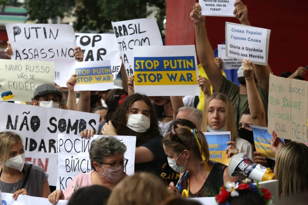 Em protesto da comunidade ucraniana em São Paulo, vários manifestantes levantam cartazes em apoio ao país - Metrópoles