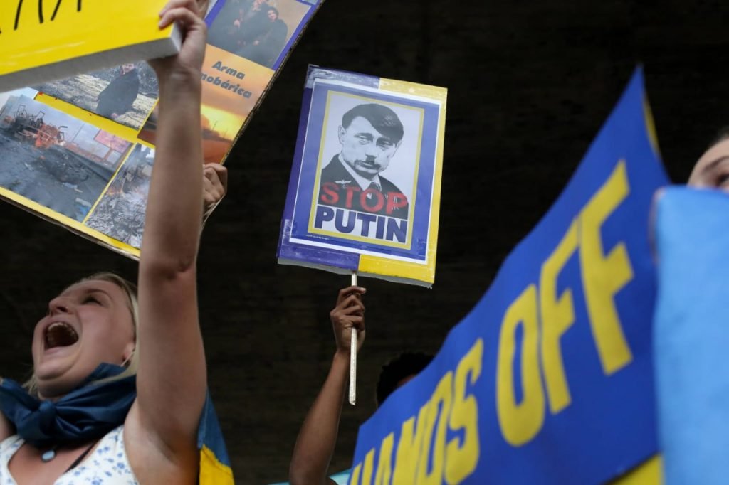 Em protesto da comunidade ucraniana em São Paulo, cartaz mostra rosto de Putin caracterizado como Adolf Hitler, onde se lê