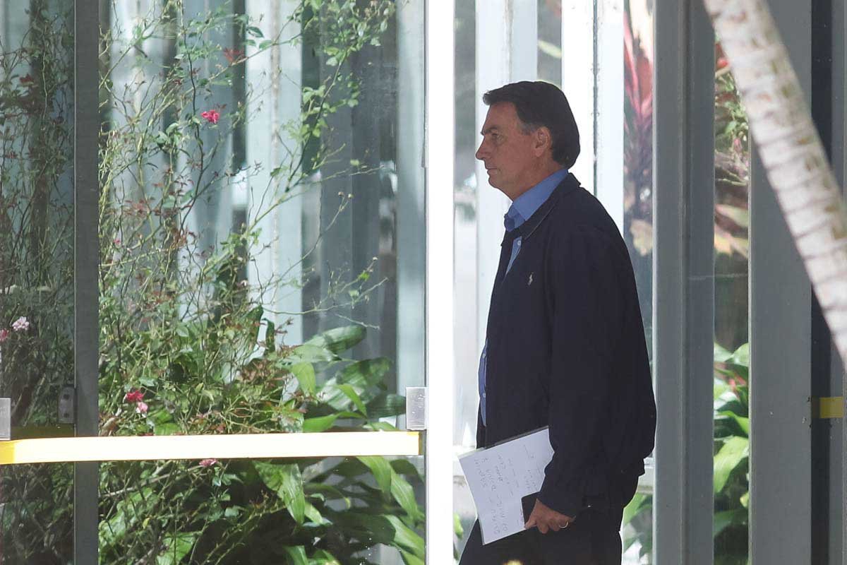 Presidente Bolsonaro saindo do ministério da saúde para fazer vídeo conferência com prefeitos