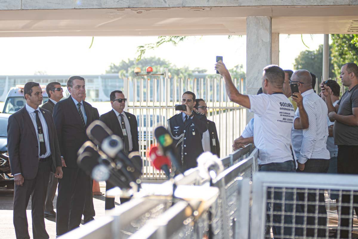 Bolsonaro fala com apoiadores no Alvorada