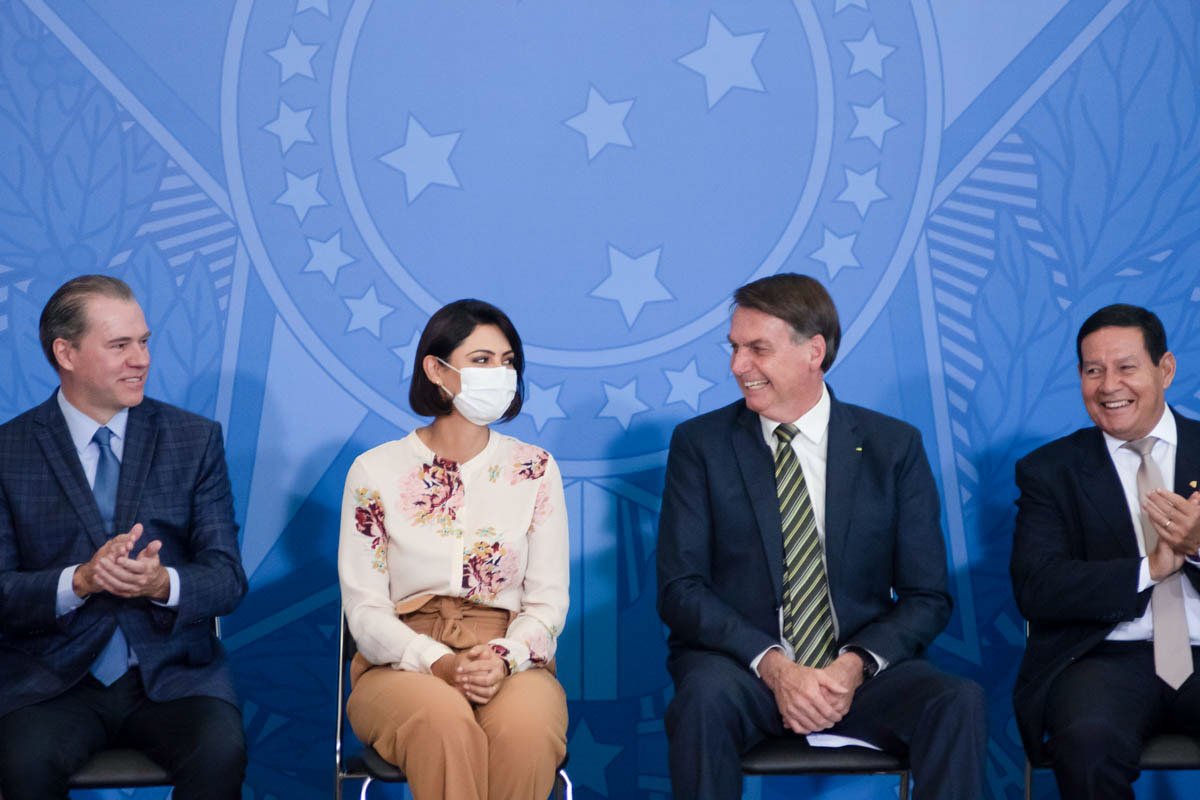 Bolsoanro e Michelle durante posse dos ministros da Justiça