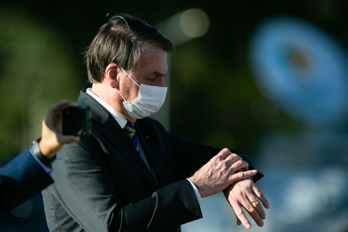 presidente bolsonaro no Alvorada usando máscara