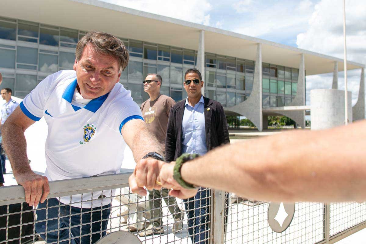 Presidente Jair Bolsonaro comprimenta participamente do protesto contra o Congresso Nacional