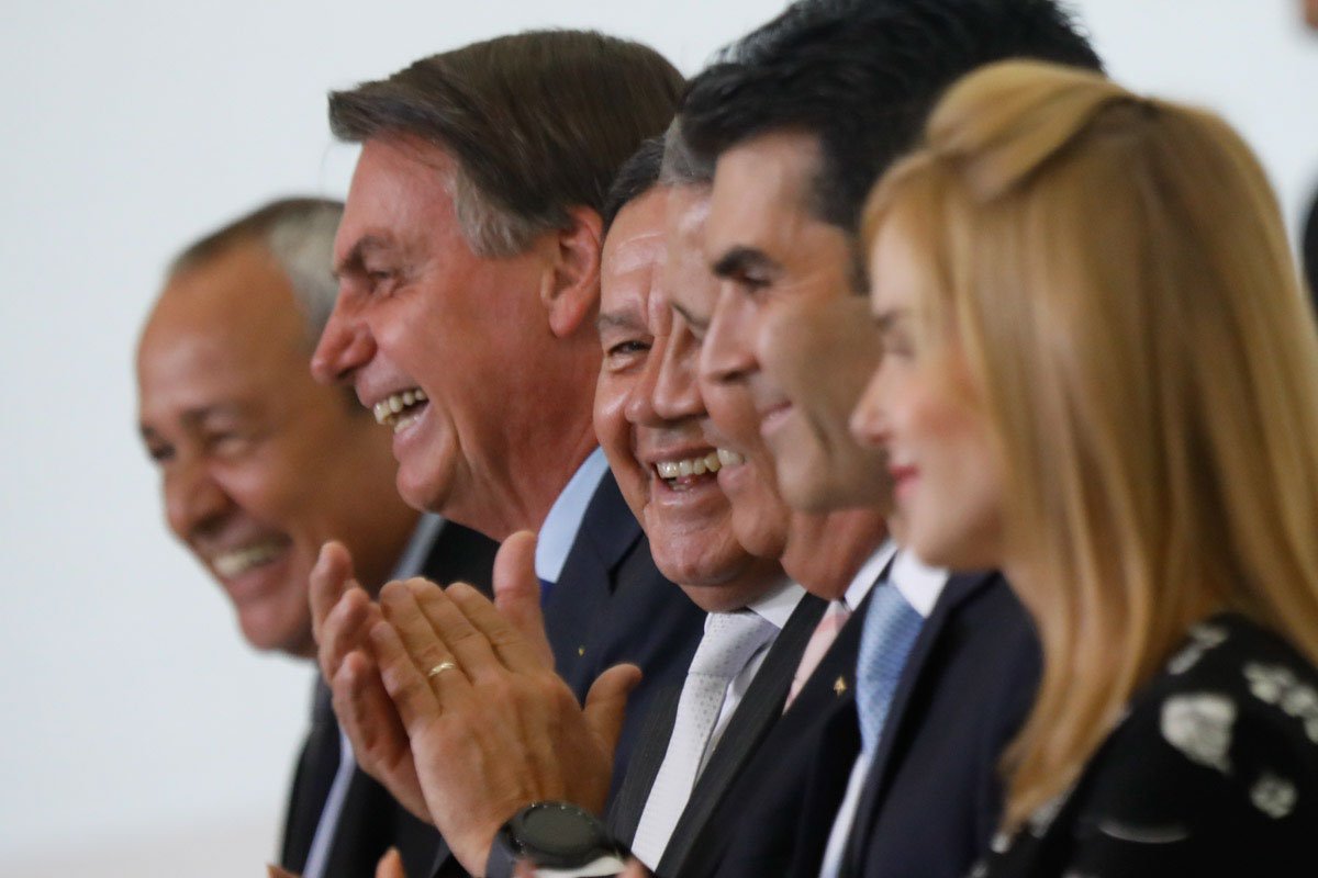 Presidente Bolsonaro e ministros durante posse