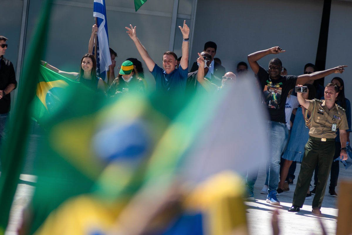 Bolsonaro participa da manifestação na rampa do Planalto