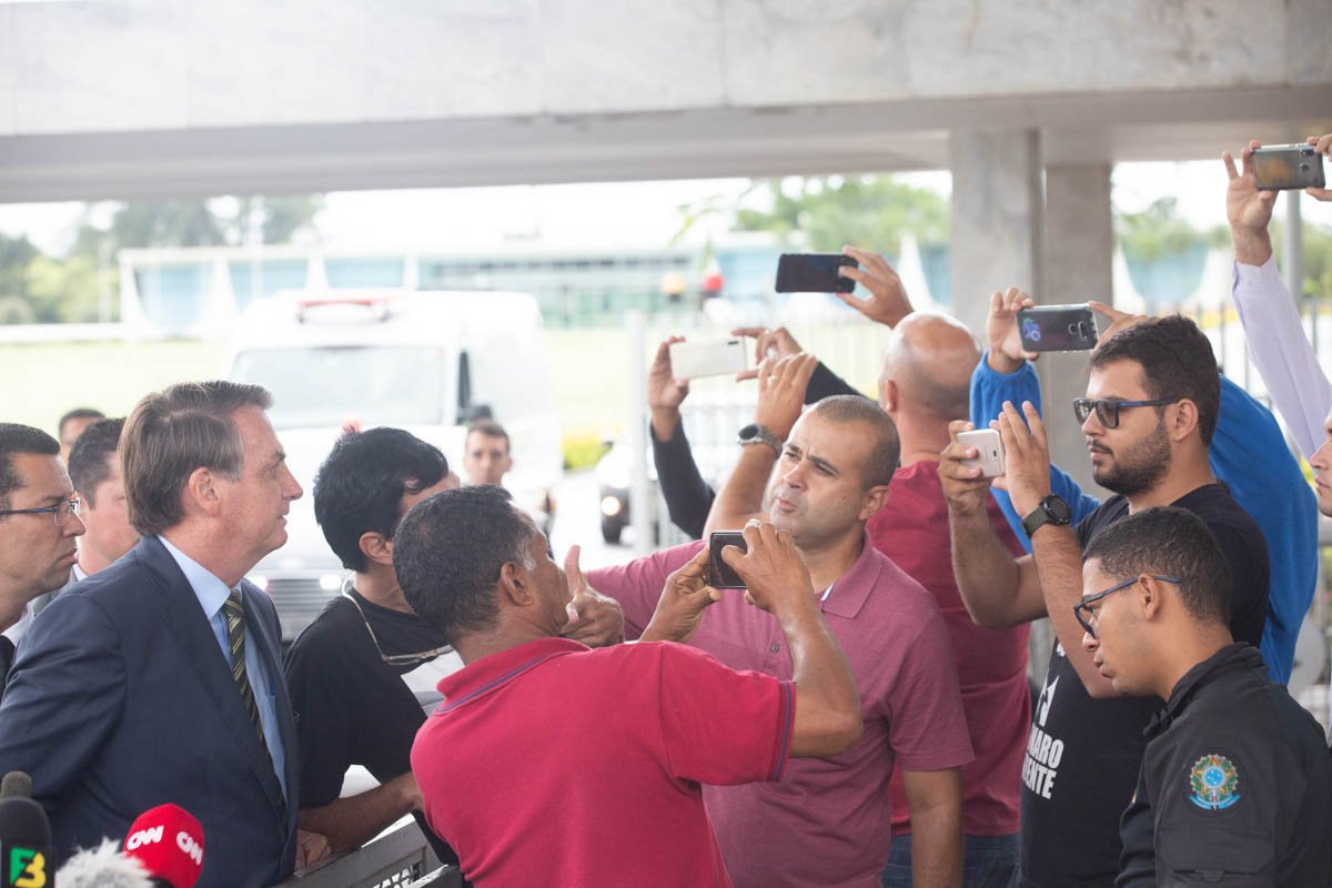 Presidente Bolsonaro conversa com apoiadores no Alvorada