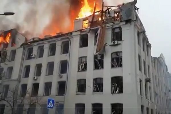 Prédio que foi alvo dos russos em guerra na Ucrânia pega fogo e solta chamas, em escombros - Metrópoles