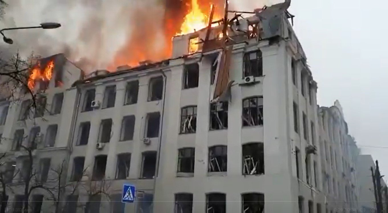 Prédio que foi alvo dos russos em guerra na Ucrânia pega fogo e solta chamas, em escombros - Metrópoles