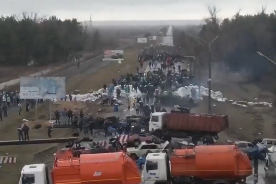moradores de cidade ucraniana tentam barrar tropas russas