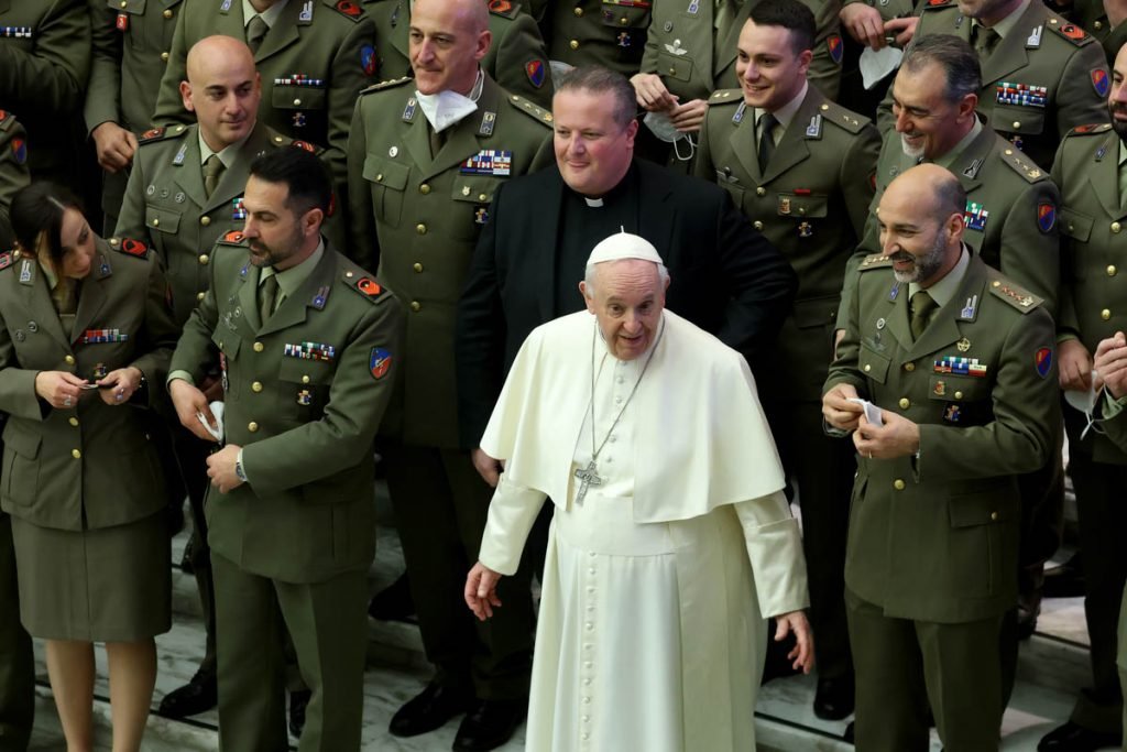 Papa Francisco se dirige ao povo ucraniano.  Ele está cercado por militares e sorri - Metrópoles