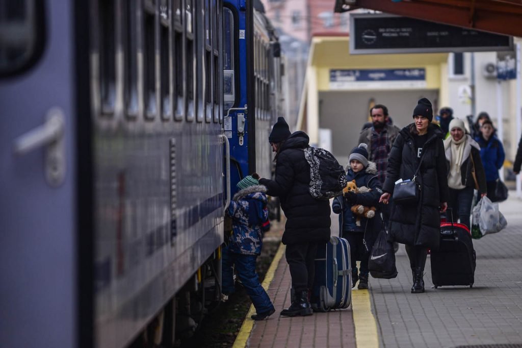 Cidadãos ucranianos embarcam em trem para fugir do país.  Algumas pessoas com crianças seguras mal e entram em trem na estação - Metrópoles