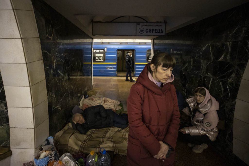 Civis se reúnem na estação de metrô Dorohozhychi para se abrigar enquanto os ataques russos continuam em Kiev, Ucrânia - Metrópoles