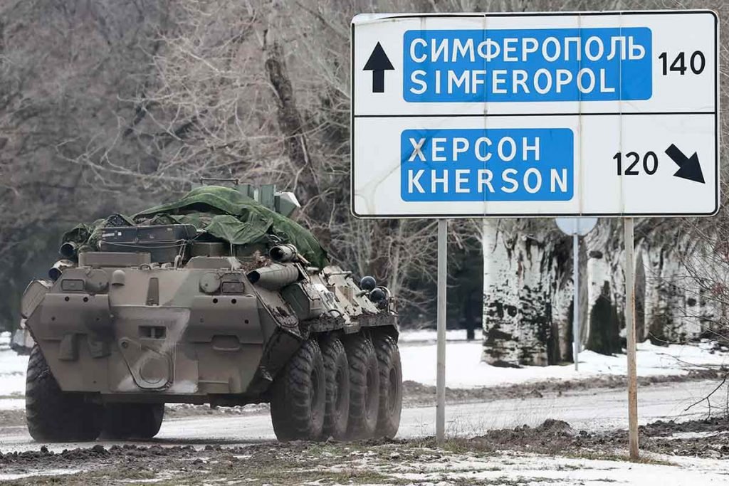 Após prédios destruídos em Kharkiv, russos dizem ter tomado Kherson.  Na foto, tanque de guerra passa pela cidade - Metrópoles