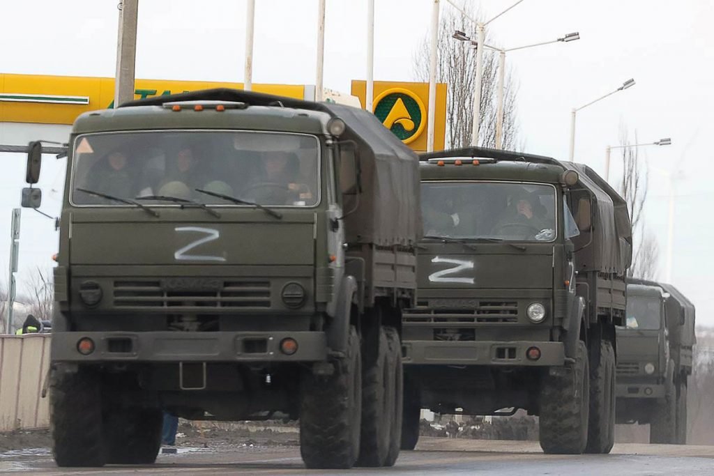 Veículos militares russos atravessam Crimeia em sétimo dia de invasão da Ucrânia - 02032022