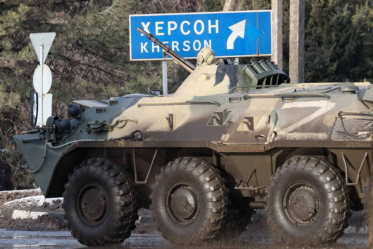 Tanque de guerra na cidade ucraniana de Kherson após invasão russa - Metrópoles