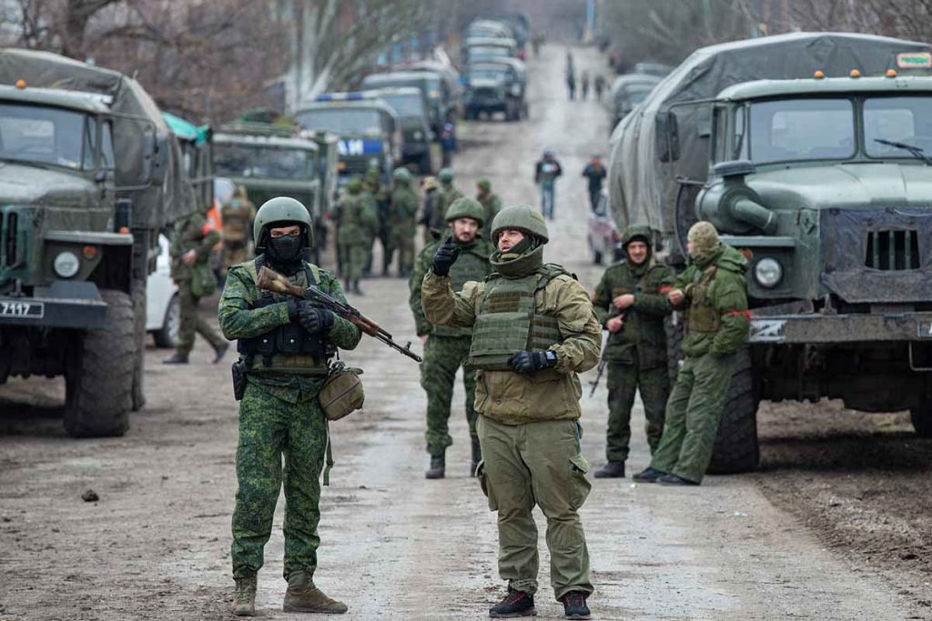Separatistas pró-russos, em uniformes sem insígnias, se reúnem no assentamento controlado pelos separatistas de Mykolaivka (Nikolaevka) e Bugas, na região de Donetsk (DPR) da Ucrânia - Metrópoles