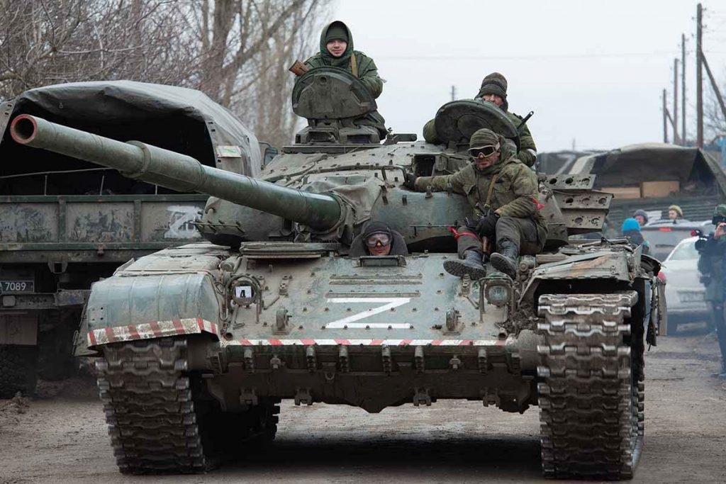 Separatistas pró-russos, em uniformes sem insígnias, se reúnem no assentamento controlado pelos separatistas de Mykolaivka (Nikolaevka) e Bugas, na região de Donetsk (DPR) da Ucrânia - Metrópoles