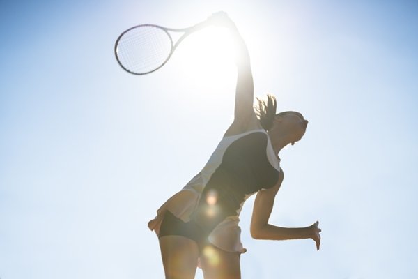 Mulher jogando tênis. Ela tem cabelos escuros e usa roupa de ginástica - Metrópoles