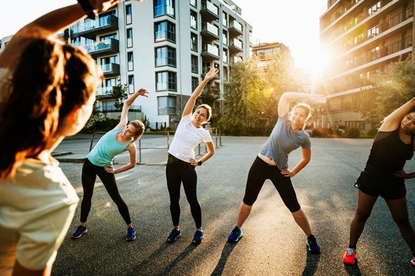 People doing physical exercises.  They all wear gym clothes - Metrópoles