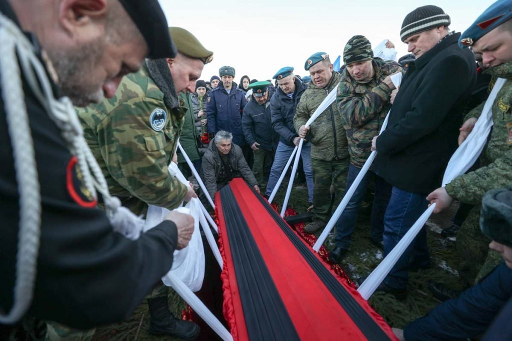 Funeral do sargento Ilnur Sibgatullin morto durante uma operação militar especial na Ucrânia, na Victory Monument Square - Meetrópoles
