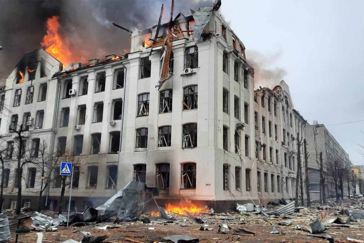 Russos sitiam Kiev, dizem dominar Kherson e matam 21 em Kharkiv