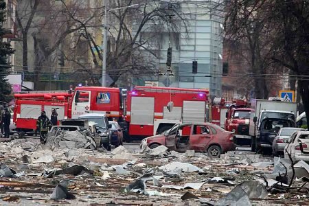 Carros de bombeiros são fotografados durante o esforço de resposta ao bombardeio de invasores russos - metrópoles