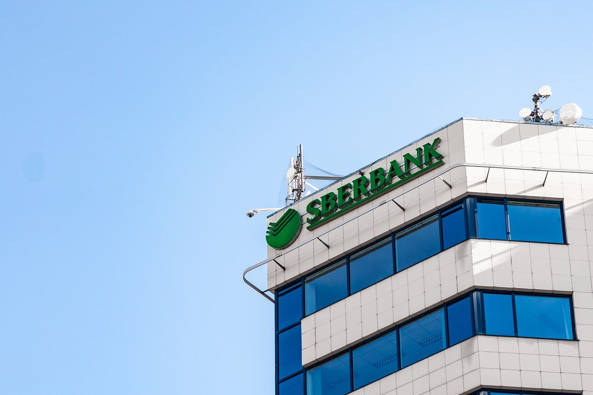 Em meio a sanções, maior banco russo deixa mercado europeu