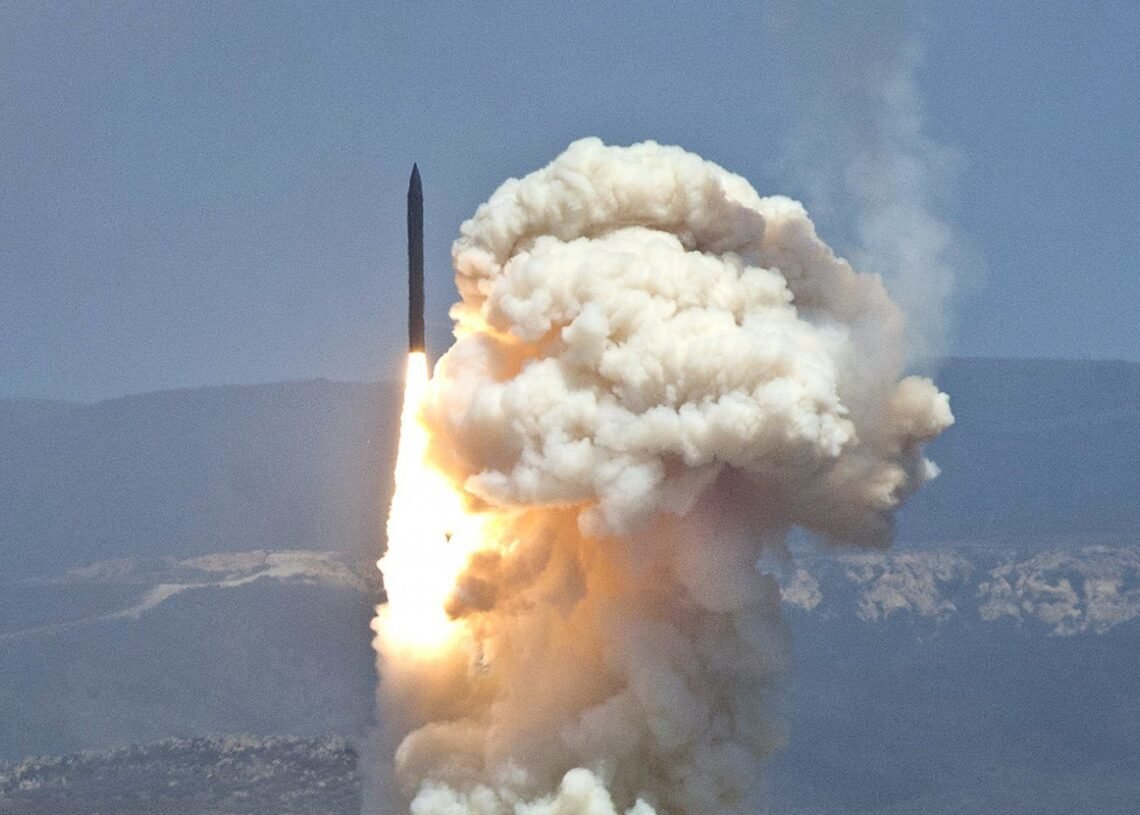 É possível parar uma bomba nuclear em pleno voo?