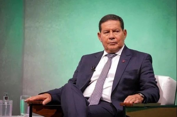 Hamilton Mourão, atual vice-presidente do Brasil. Ele veste terno e gravata e tem cabelos escuros – Metrópoles