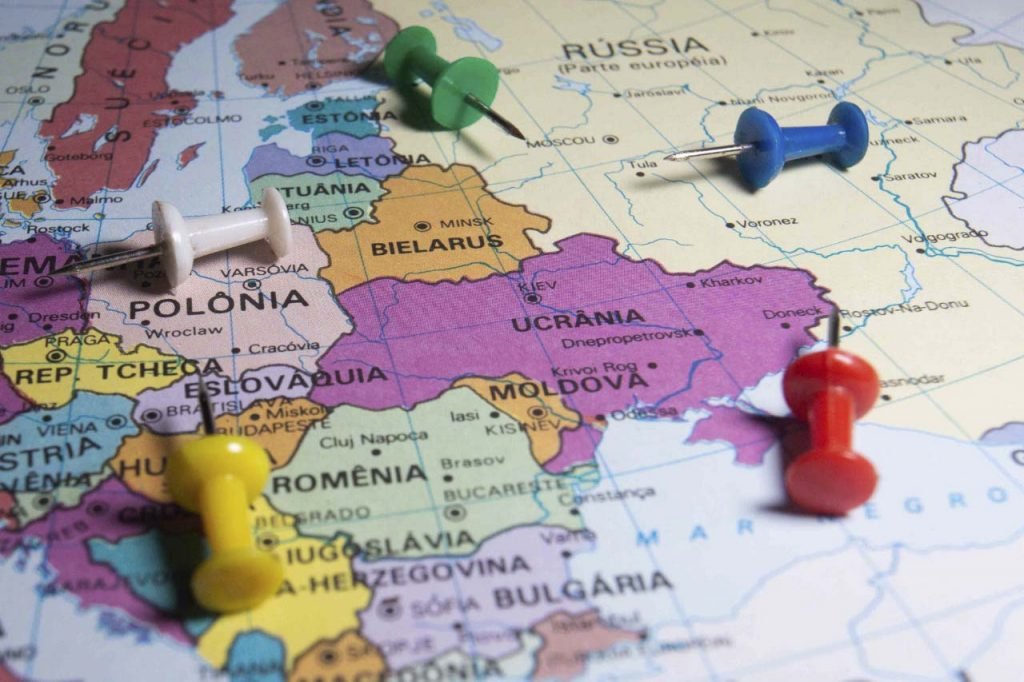 Imagem ilustrativa de mapa da Eurásia, mostrando Rússia e Ucrânia com alfinetes jogados por cima - Metrópoles