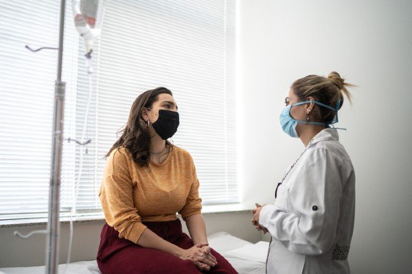 Paciente mulher se consulta com médica-Metrópoles